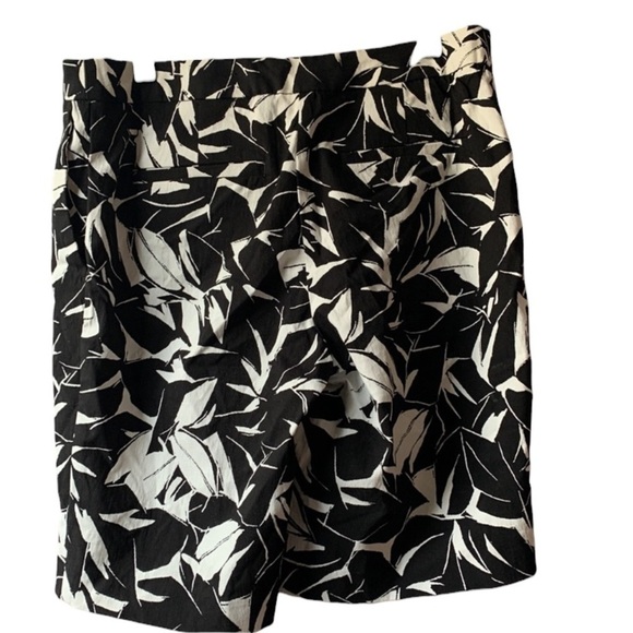 Mario Serrani women's size 2 floral modest shorts shorts - Picture 2 of 4
